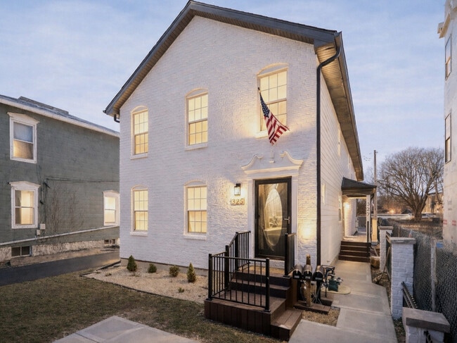 Building Photo - 327 Loomis St