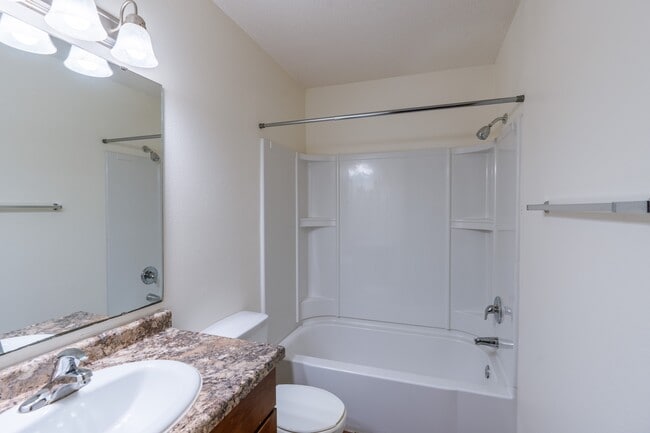 Fargo, ND Carlton Place Apartments | Bathroom