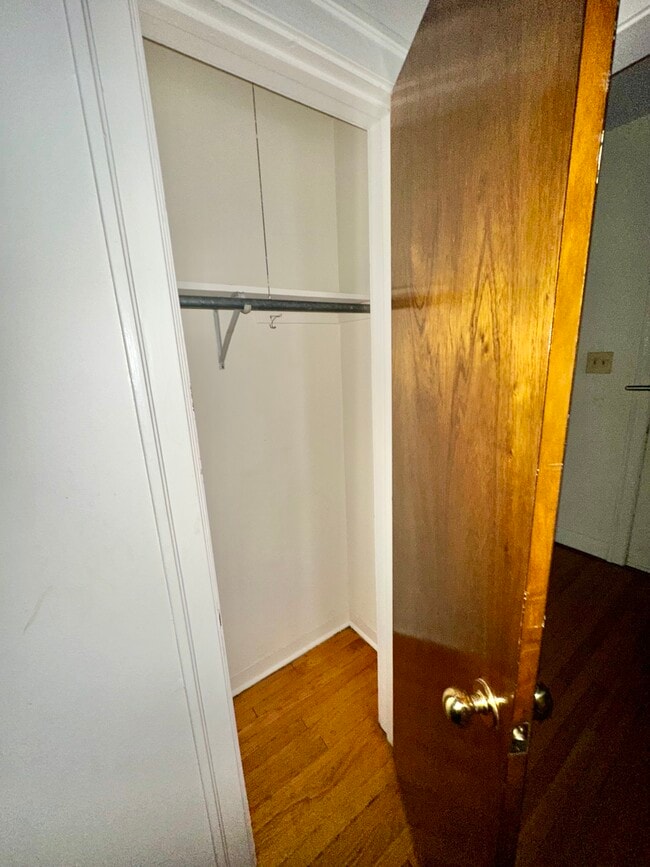 Armario del dormitorio - 6631 N Glenwood Ave Unidad 1S