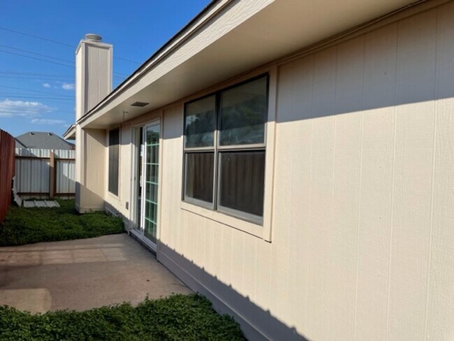 Photo - 3833 Rebecca Lane