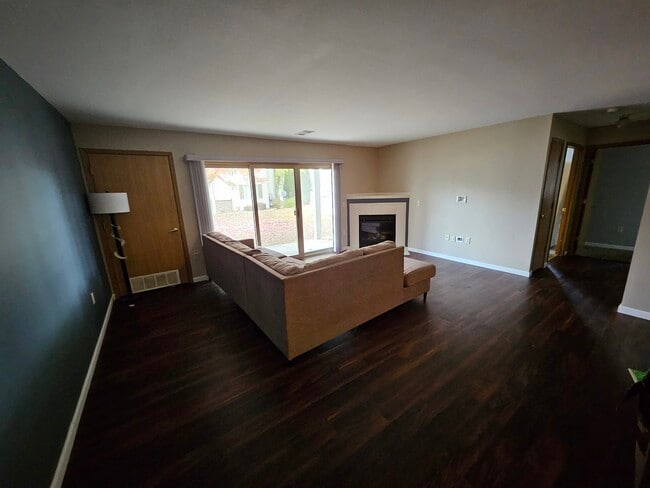 Living Room - 956 Roseland Dr Unit 2