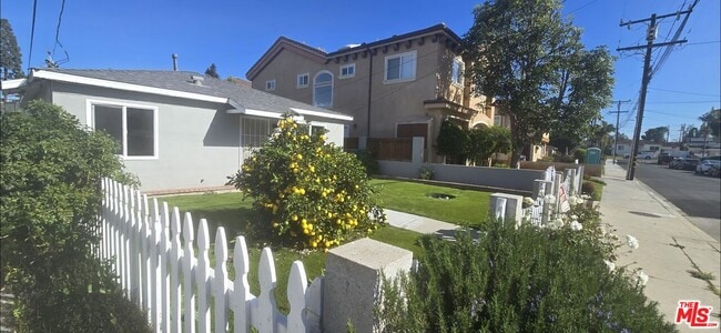 Photo - 2221 Bataan Rd