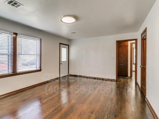 Photo - 204 E Douglas Dr