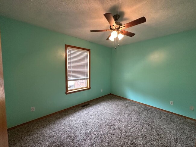 Photo - 3 Bed, 2 Bath in Springfield