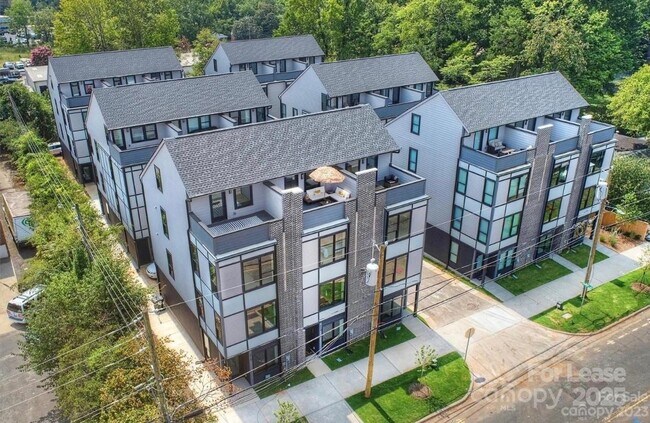 Photo - 215 Freeland Ln