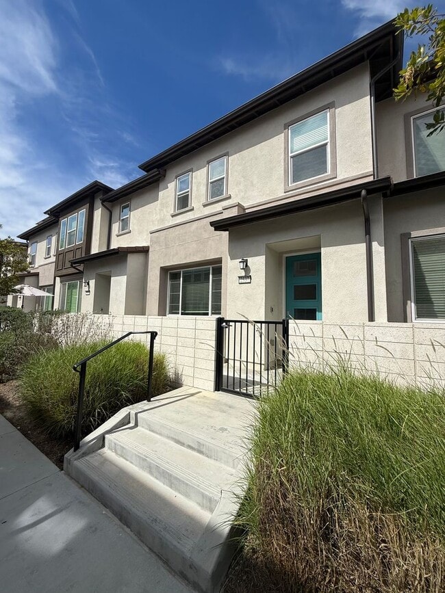 Building Photo - 3 bedroom + loft, 2 1/2 bath townhome in amazing Simi Valley location