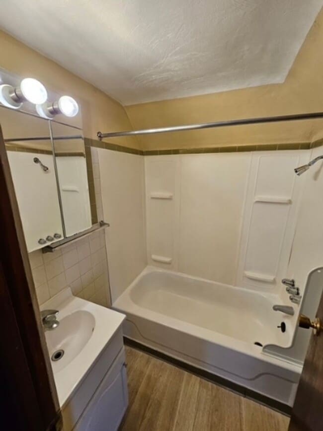 Photo - 546 Greenfield Ave Unit 3