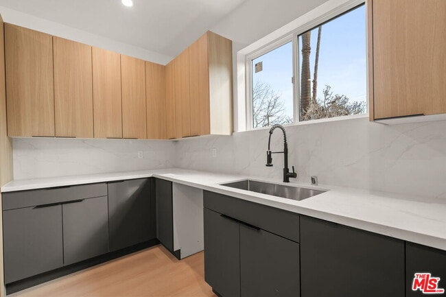 Photo - 913 N Hobart Blvd