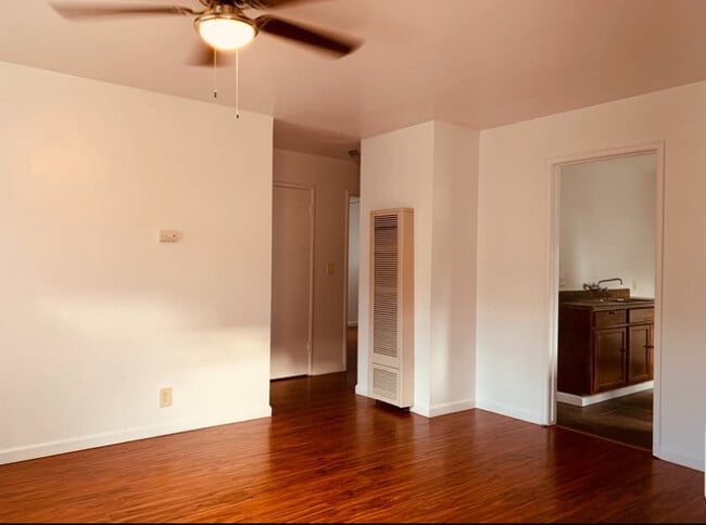 Calefactor de pared en la sala de estar - 10 W Swain Rd