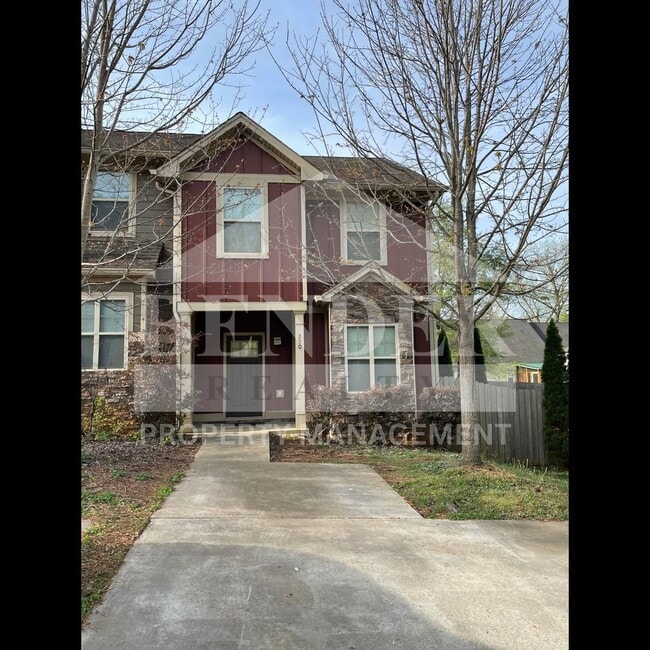 Building Photo - BEAUTIFUL TOWNHOME IN THE CITY