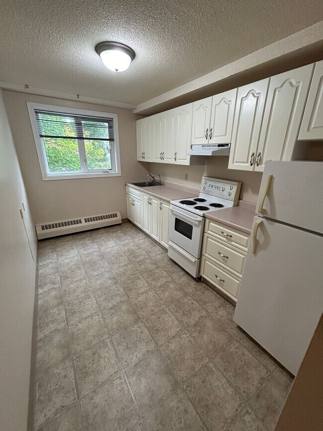 Photo - 3104 Victoria Avenue