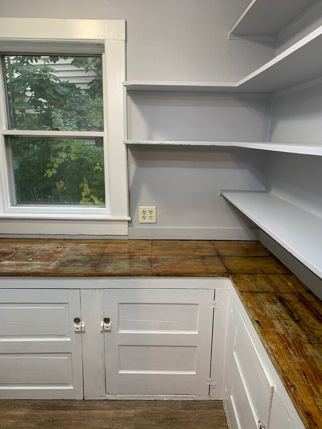 Despensa del mayordomo - 13 Forest Ave