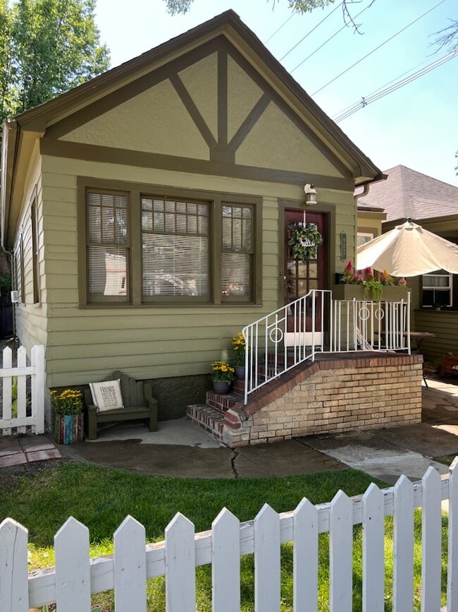 Building Photo - 902 5th Ave S
