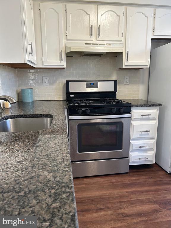 Building Photo - 704B Trescott Pl