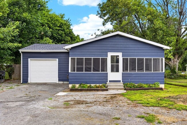 Building Photo - Charming 2-Bedroom Home with Garage – Pet Friendly!