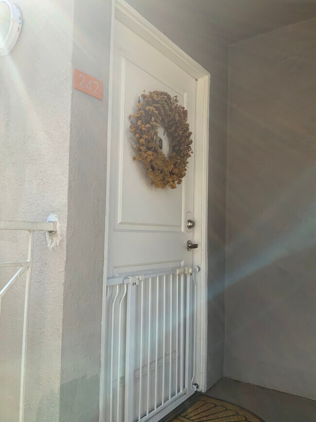 Building Photo - 355 N Maple St Unit 242