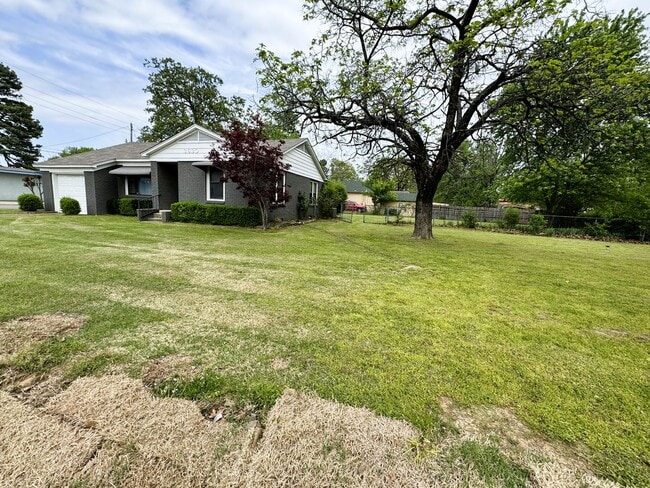 Photo - 3 Bedroom 1.5 Bath home w/fenced yard