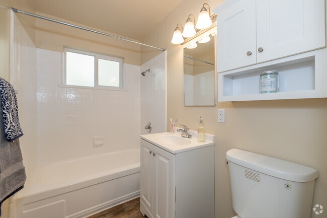 3BR, 2BA - 1,020SF - Second Bathroom