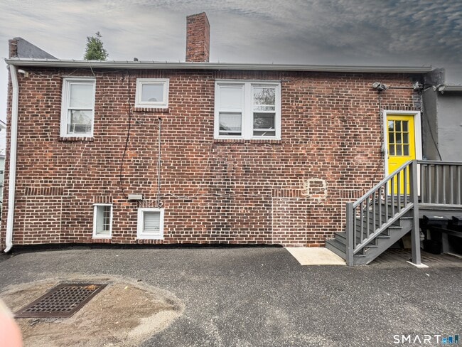 Building Photo - 18 Riverside Ave Unit 2