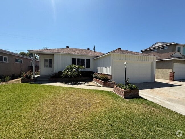 Building Photo - REDONE CUTE 2BED/1BATH HOUSE W/ REFURBISHE...