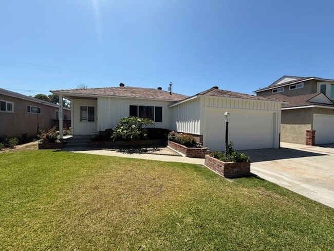 Building Photo - REDONE CUTE 2BED/1BATH HOUSE W/ REFURBISHE...