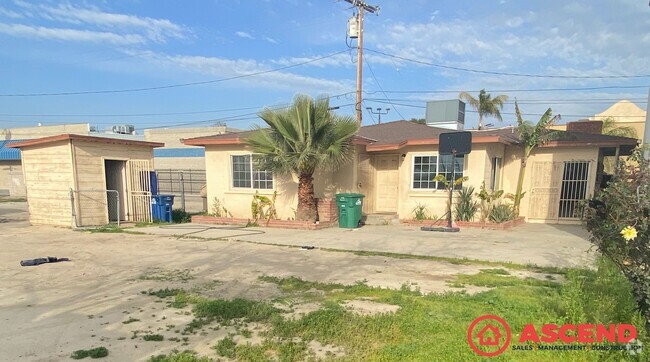 Building Photo - Cute Home In Delano!