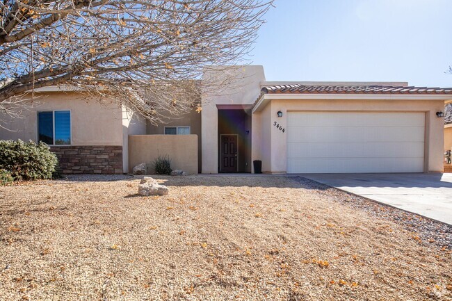 Building Photo - Spacious 4 Bedroom 2 Bath Home in Mesa Vil...