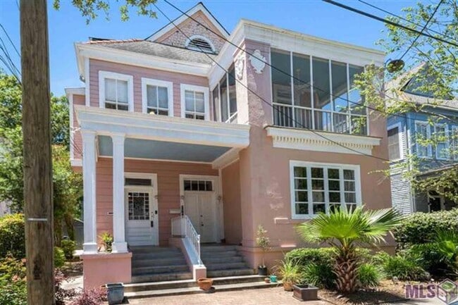 Building Photo - Spacious 4bed/ 3bath home located in the heart of Uptown - Partially furnished *** Unit 1660