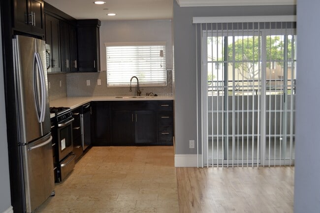 Building Photo - Gorgeous 2/2 with Assigned Parking! In Uni... Unit 4 Rental