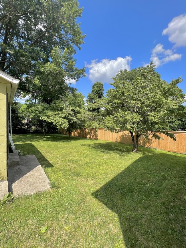 Photo - 323 E Lowry Ln