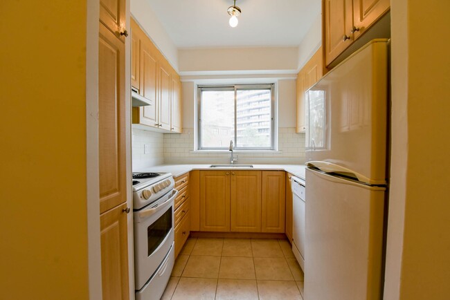 Building Photo - 3555 Chem. de la Côte-des-Neiges Unit 516