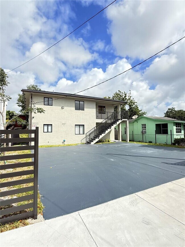 Building Photo - 2057 Washington Ave