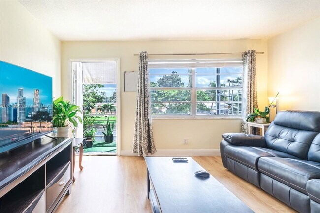 Building Photo - 4310 NW 12th Ct Unit 206 Rental