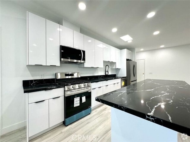 Building Photo - 6255 Woodman Ave Unit 201 Rental