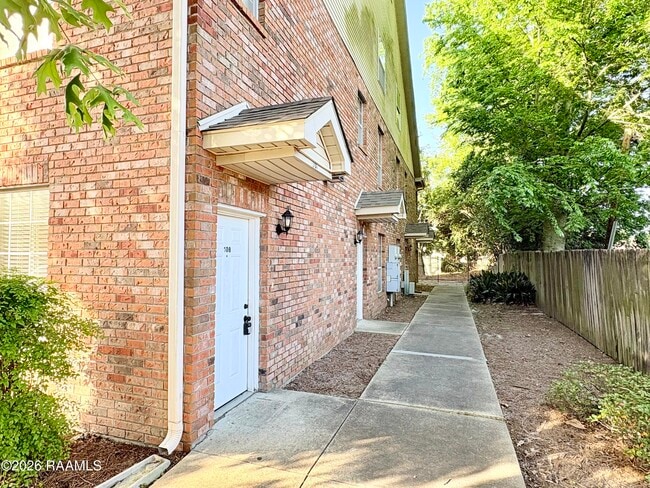 Building Photo - 4441 Burbank Dr