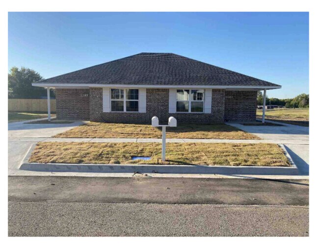 Photo - 907 W 7th St