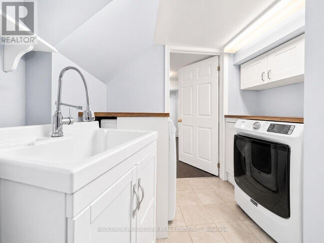 Photo - 621 Wychwood St