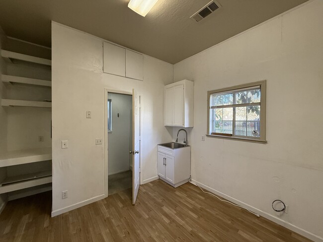 Photo - 1331 W 8th Ave