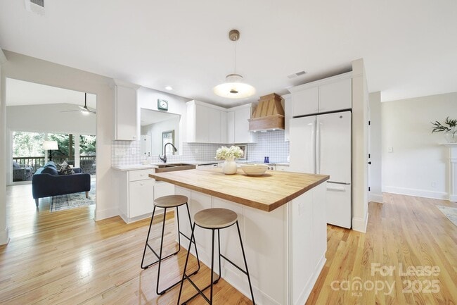 Photo - 3222 Clark St