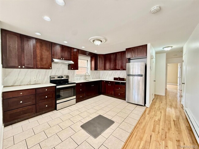 Building Photo - 20-14 College Point Blvd Unit 2Fl