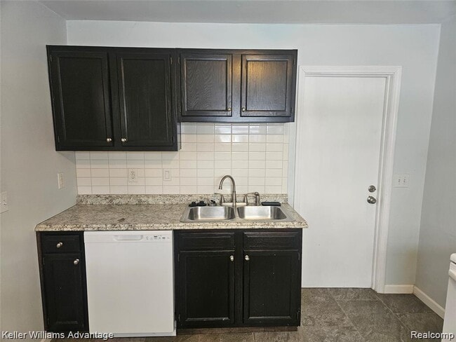 Photo - 9332 Lamont St