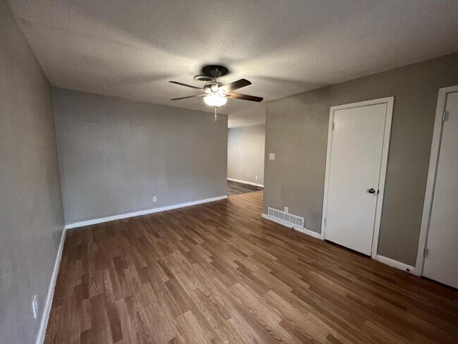 Photo - 806 Sandy Ct