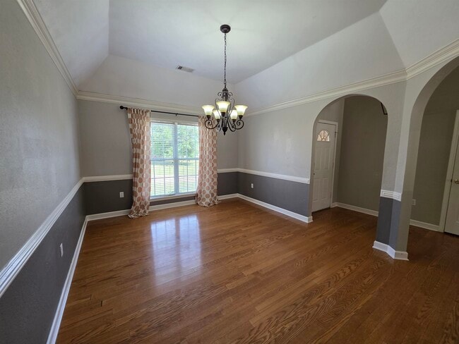 Photo - 995 Williamsburg Dr