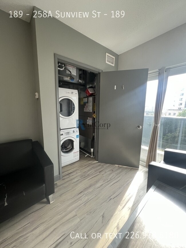 Photo - 258A-258A Sunview St