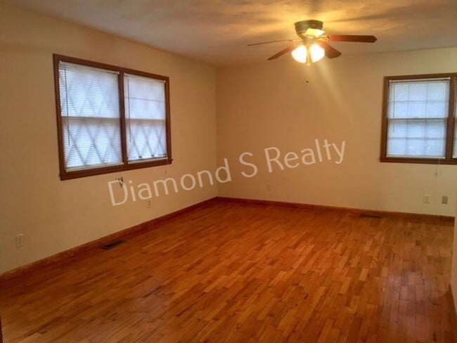 Photo - LOCATION! LOCATION! LOCATION!  South Springfield Duplex Available!
