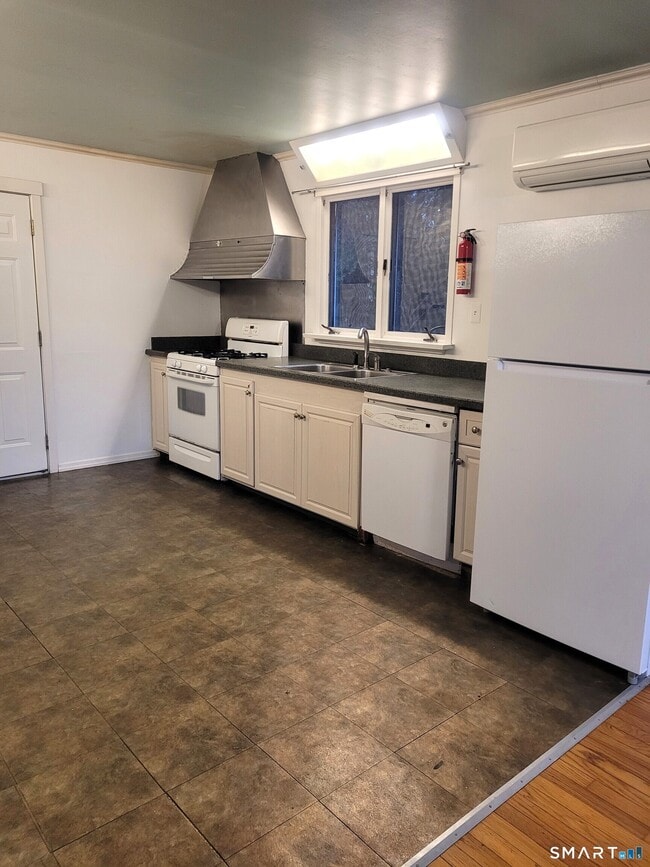 Photo - 123 Bridge St