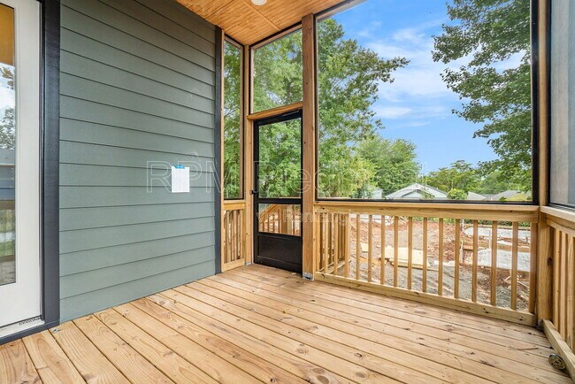 Photo - 1081 Hill St SE