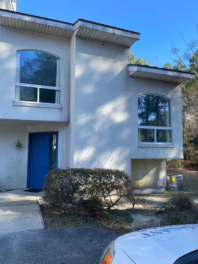 Building Photo - 2 Bedroom 2 Bathrooms Condo Unit 1