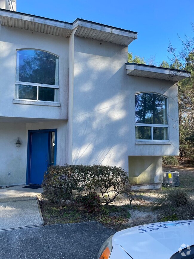 Building Photo - 2 Bedroom 2 Bathrooms Condo Unit 1