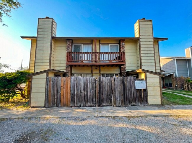 Building Photo - 3001 Lake Rd